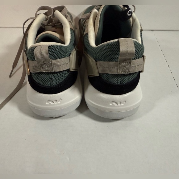 Athletic_Shoes